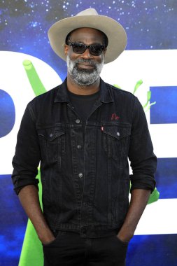 Tunde Adebimpe, 18 Temmuz 2022 'de TCL Çin Tiyatrosu IMAX' te düzenlenen No World Premiere 'de, CA