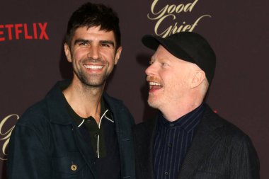 Justin Mikita, Jesse Tyler Ferguson 23 Aralık 2023 'te Los Angeles, CA' daki Good Grief Theatre 'da.