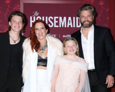 Kardeş, Anne, Indiana Elle, 15 Aralık 2025 'te Los Angeles' ta TCL Çin Tiyatrosu 'ndaki The Housemaid Premiere' de baba.