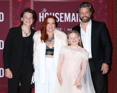 Kardeş, Anne, Indiana Elle, 15 Aralık 2025 'te Los Angeles' ta TCL Çin Tiyatrosu 'ndaki The Housemaid Premiere' de baba.