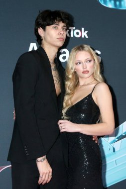 Landon Barker, Skyla Sanders 18 Aralık 2025 'te Hollywood Paladyumu' nda TikTok Ödülleri 'nde.