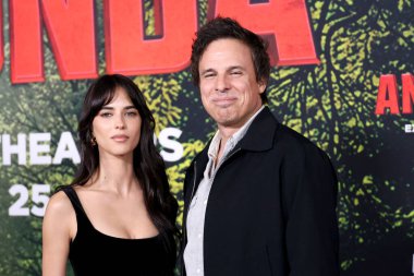 Renee Herbert, Tom Gormican, 13 Aralık 2025 'te Los Angeles, CA' da, Broadway 'deki United Theater' da Anaconda Premiere 'de.