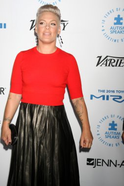 Pembe, Alecia Moore Hart