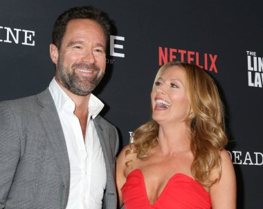 Chris Diamantopoulos, Becki Newton, 28 Ocak 2026 'da Batı Hollywood, CA' da PMC Çatısı Terasında düzenlenen 'Lincoln Avukatı' 4. sezon kutlamasında.