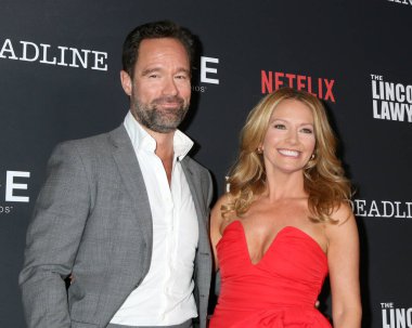 Chris Diamantopoulos, Becki Newton, 28 Ocak 2026 'da Batı Hollywood, CA' da PMC Çatısı Terasında düzenlenen 'Lincoln Avukatı' 4. sezon kutlamasında.