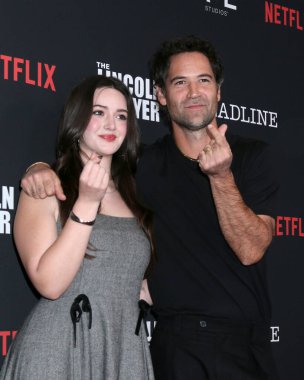 Krista Warner, Manuel Garcia-Rulfo The Lincoln Lawyer Sezon 4 Bölüm 4 PMC Çatısı Terasında 28 Ocak 2026 'da Batı Hollywood, CA