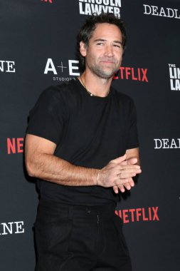 Manuel Garcia-Rulfo, 'Lincoln Avukatı' Sezon 4 Bölüm 4 PMC Çatısı Terasında 28 Ocak 2026, Batı Hollywood, CA