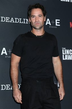 Manuel Garcia-Rulfo, 'Lincoln Avukatı' Sezon 4 Bölüm 4 PMC Çatısı Terasında 28 Ocak 2026, Batı Hollywood, CA