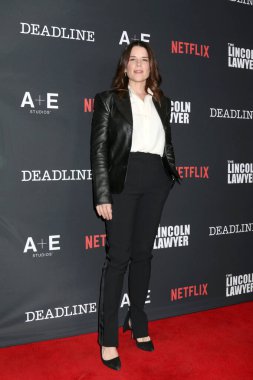 Neve Campbell, Lincoln Avukatı Sezon 4 Bölüm 4 PMC Çatısı Terasında 28 Ocak 2026 'da Batı Hollywood, CA