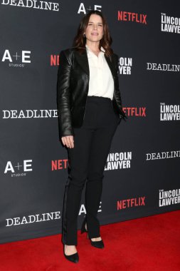 Neve Campbell, Lincoln Avukatı Sezon 4 Bölüm 4 PMC Çatısı Terasında 28 Ocak 2026 'da Batı Hollywood, CA