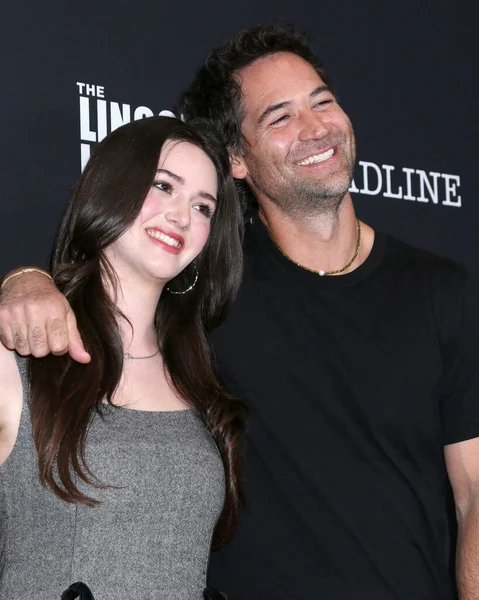 Krista Warner, Manuel Garcia-Rulfo The Lincoln Lawyer Sezon 4 Bölüm 4 PMC Çatısı Terasında 28 Ocak 2026 'da Batı Hollywood, CA