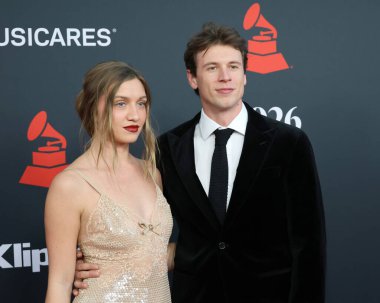 Anna Sitar, Josh Brubaker 30 Ocak 2026 'da Los Angeles, CA' da Los Angeles Kongre Merkezi 'nde yılın MusiCares Person etkinliğinde.