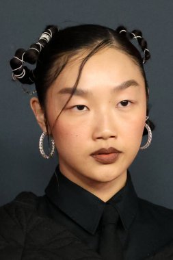 Audrey Nuna, Los Angeles 'ta 30 Ocak 2026' da Los Angeles Kongre Merkezi 'nde yılın MusiCares etkinliğinde IHO Mariah Carey' de.