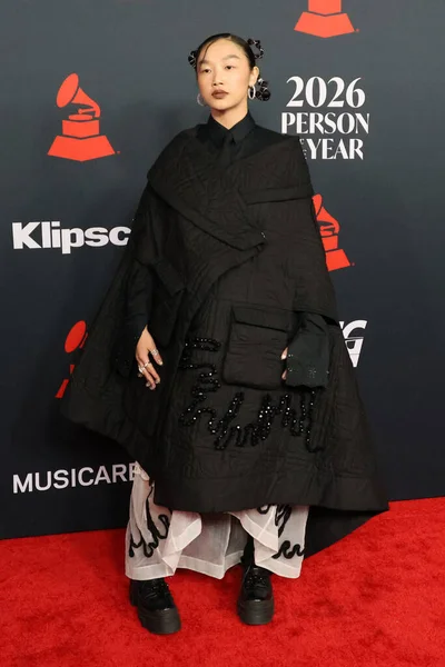 Audrey Nuna, Los Angeles 'ta 30 Ocak 2026' da Los Angeles Kongre Merkezi 'nde yılın MusiCares etkinliğinde IHO Mariah Carey' de.