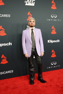 Adam Lambert, Los Angeles 'ta 30 Ocak 2026' da Los Angeles Kongre Merkezi 'nde yılın MusiCares Person of the Year Organizasyonu IHO Mariah Carey' de.