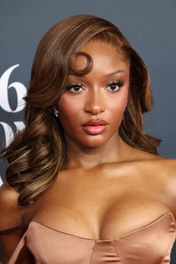 Ayra Starr, 30 Ocak 2026 'da Los Angeles' taki Los Angeles Kongre Merkezi 'nde yılın MusiCares Person of the Year Organizasyonu IHO Mariah Carey' de.