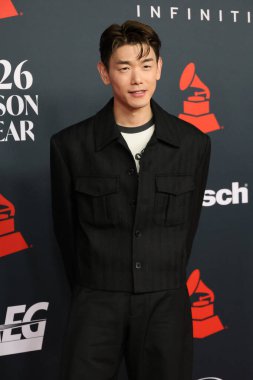 Eric Nam, Los Angeles 'ta 30 Ocak 2026' da Los Angeles Kongre Merkezi 'nde yılın MusiCares etkinliğinde IHO Mariah Carey.