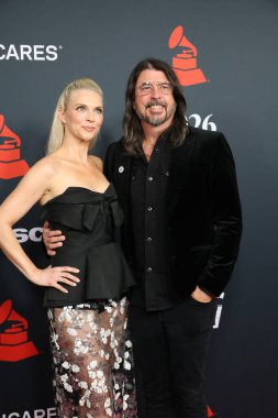 Jordyn Blum, Dave Grohl, Los Angeles 'ta 30 Ocak 2026' da Los Angeles Kongre Merkezi 'nde yılın MusiCares etkinliği IHO Mariah Carey' de.