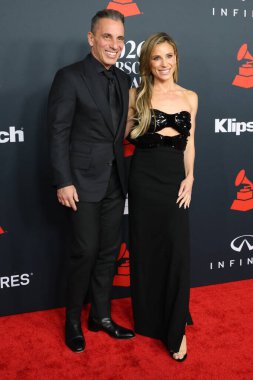 Sebastian Maniscalco, Lana Gomez, 30 Ocak 2026 'da Los Angeles, CA' da Los Angeles Kongre Merkezi 'nde yılın MusiCares Person of the Year Organent IHO Mariah Carey' de