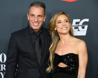 Sebastian Maniscalco, Lana Gomez, 30 Ocak 2026 'da Los Angeles, CA' da Los Angeles Kongre Merkezi 'nde yılın MusiCares Person of the Year Organent IHO Mariah Carey' de