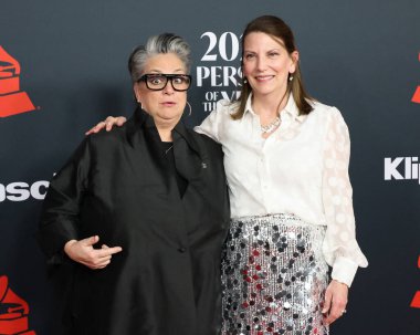 Tammy Hurt, Wendy Cross. Yılın MusiCares etkinliğinde. IHO Mariah Carey, Los Angeles Kongre Merkezi 'nde.