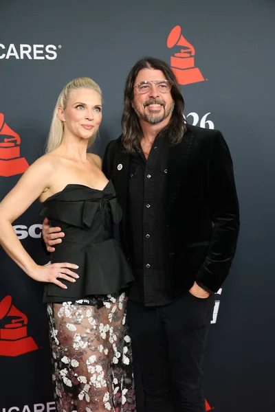 Jordyn Blum, Dave Grohl, Los Angeles 'ta 30 Ocak 2026' da Los Angeles Kongre Merkezi 'nde yılın MusiCares etkinliği IHO Mariah Carey' de.