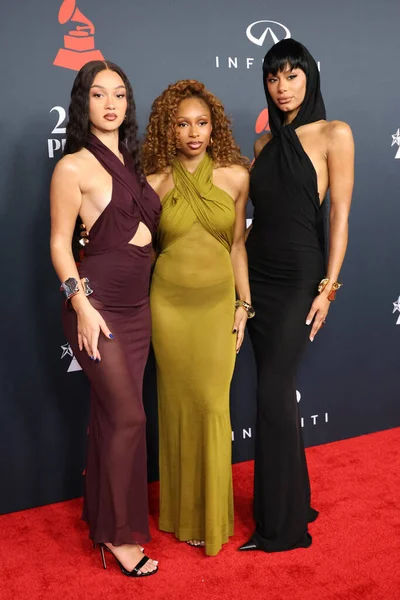 Stella Quaresma, Renee Downer, Jorja Douglas, FLO Yılın MusiCares Kişi Etkinliği IHO Mariah Carey 30 Ocak 2026 tarihinde Los Angeles, CA