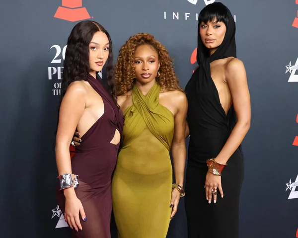 Stella Quaresma, Renee Downer, Jorja Douglas, FLO Yılın MusiCares Kişi Etkinliği IHO Mariah Carey 30 Ocak 2026 tarihinde Los Angeles, CA