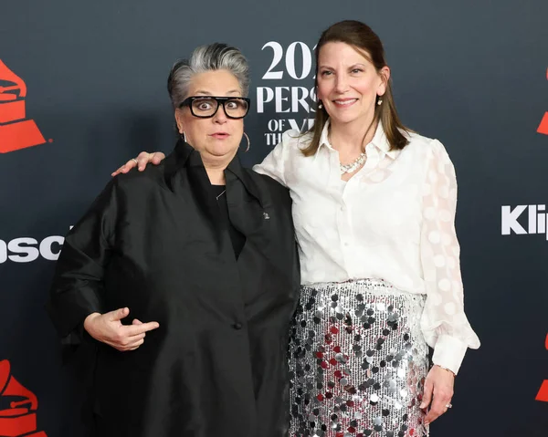 Tammy Hurt, Wendy Cross. Yılın MusiCares etkinliğinde. IHO Mariah Carey, Los Angeles Kongre Merkezi 'nde.