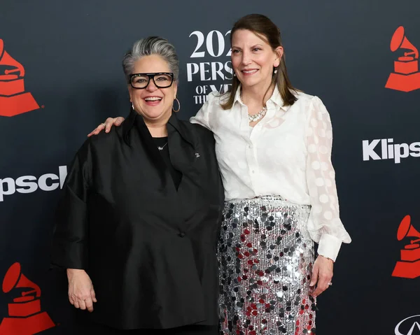 Tammy Hurt, Wendy Cross. Yılın MusiCares etkinliğinde. IHO Mariah Carey, Los Angeles Kongre Merkezi 'nde.