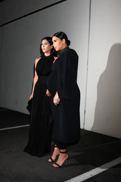 Kourtney Kardashian, kim Kardashian West — Stockfoto