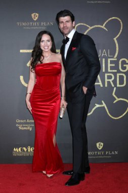 Emily Alatalo, Franco Lo Presti, 6 Şubat 2026 'da Los Angeles' ta Avalon Hollywood 'da düzenlenen 33. Yıllık Film Rehberi Ödülleri Galasında.