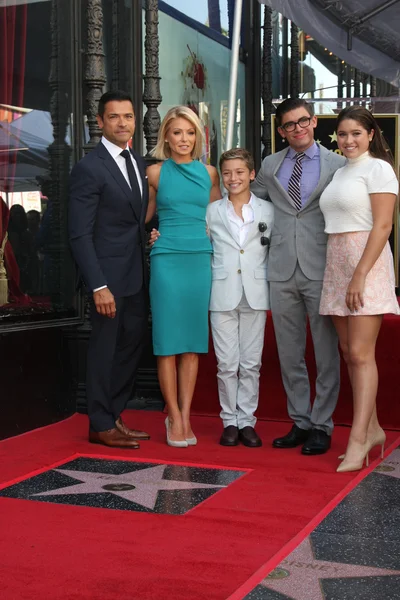 Kelly Ripa, Mark Consuelos, Michael Joseph Consuelos, Lola Grace Consuelos, Joaquin Antonio Consuelos — Foto Stock