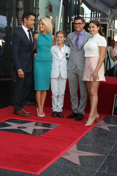 Kelly Ripa, Mark Consuelos, Michael Joseph Consuelos, Lola Grace Consuelos, Joaquin Antonio Consuelos — Stockfoto