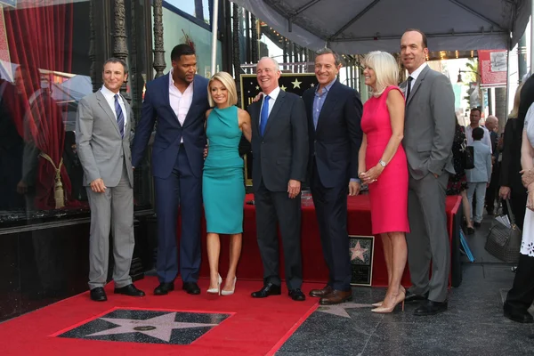 Michael Strahan, Kelly Ripa, Michael Gelman, Bob Iger, Execs — Stock fotografie