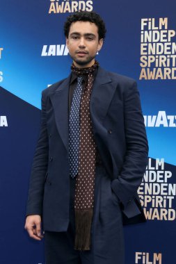 Archie Madekwe, 15 Şubat 2026 'da Hollywood Paladyumu' nda 41. Bağımsız Ruh Ödülleri 'nde.