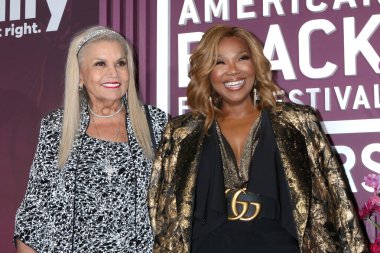 Suzanne de Passe, Mona Scott-Young 16 Şubat 2026 'da SLS Hotel' de düzenlenen 8. Amerikan Siyahi Film Festivali Onur Töreni 'nde.
