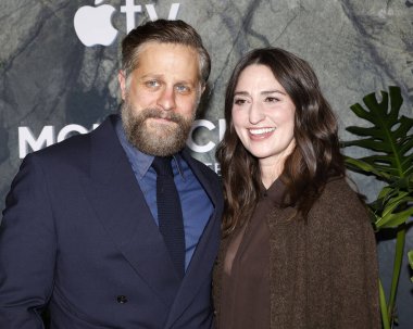 Joe Tippett, Sara Bareilles Monarch 'da: Canavarların Mirası Sezon 2 Bölüm 2 TCL Çin Tiyatrosu' nun galası 19 Şubat 2026 'da Los Angeles, CA