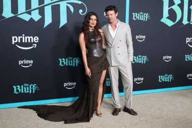 Priyanka Chopra Jonas, Karl Urban 17 Şubat 2026 'da Los Angeles' taki TCL Çin Tiyatrosu 'nda The Bluff World Premiere' de.