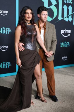 Priyanka Chopra Jonas, Nick Jonas 17 Şubat 2026 'da Los Angeles' taki TCL Çin Tiyatrosu 'nda The Bluff World Premiere' da.