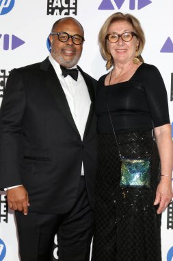 Arthur W. Forney, eşi 27 Şubat 2026 'da Westwood, CA' da Royce Hall, UCLA 'da düzenlenen 76. ACE Eddie Ödülleri' nde.