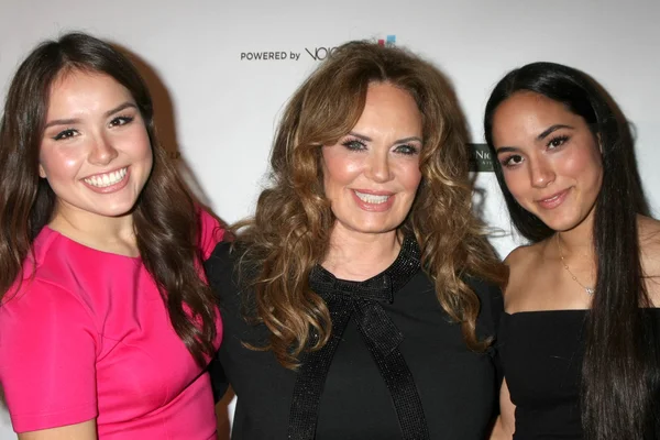 Catherine Bach, Sophia Isabella Lopez, Laura Esmeralda Lopez — Stock Photo, Image