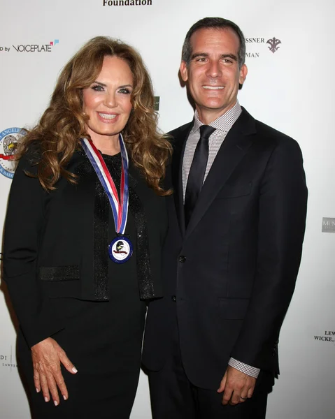 Catherine Bach, Eric Garcetti — Stockfoto