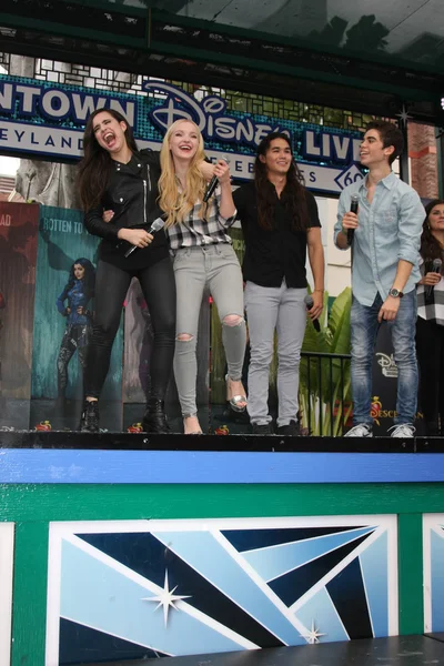 Sofia Carson, Dove Cameron, Booboo Stewart, Cameron Boyce — Stockfoto