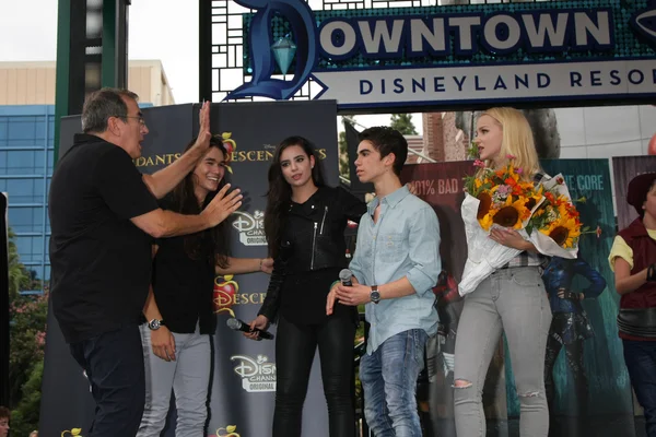 Kenny Ortega, Booboo Stewart, Sofia Carson, Cameron Boyce, Dove Cameron — Foto de Stock