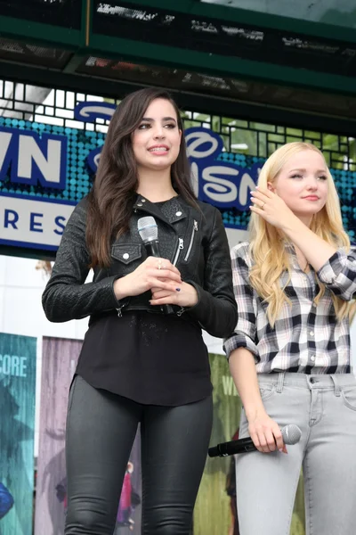 Sofia Carson, Dove Cameron — Stockfoto