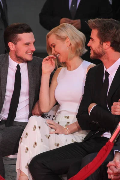 Josh Hutcherson, Jennifer Lawrence, Liam Hemsworth —  Fotos de Stock