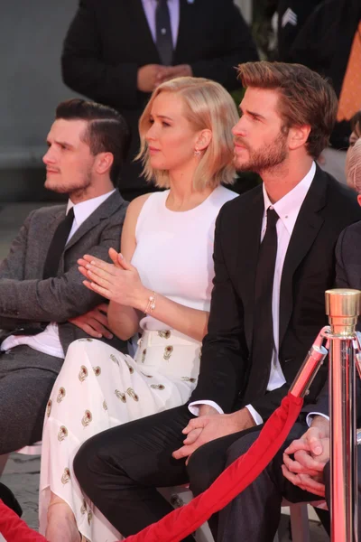 Josh Hutcherson, Jennifer Lawrence, Liam Hemsworth — Stock Photo, Image