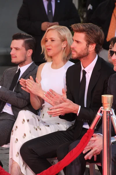 Josh Hutcherson, Jennifer Lawrence, Liam Hemsworth — Stock Photo, Image