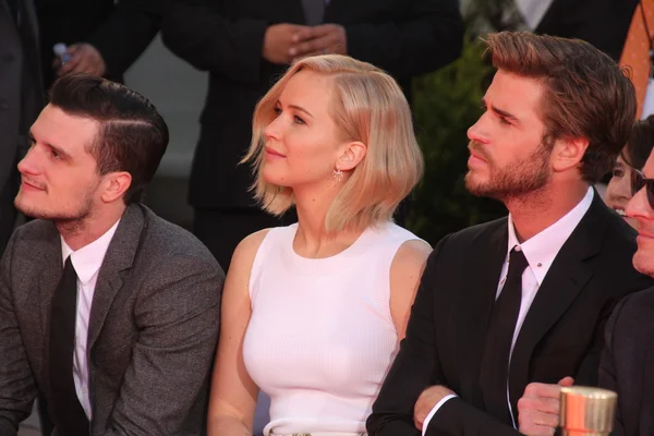 Josh Hutcherson, Jennifer Lawrence, Liam Hemsworth — Stock Photo, Image